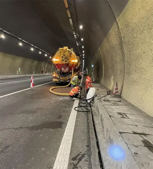 大庆隧道排水渠清淤